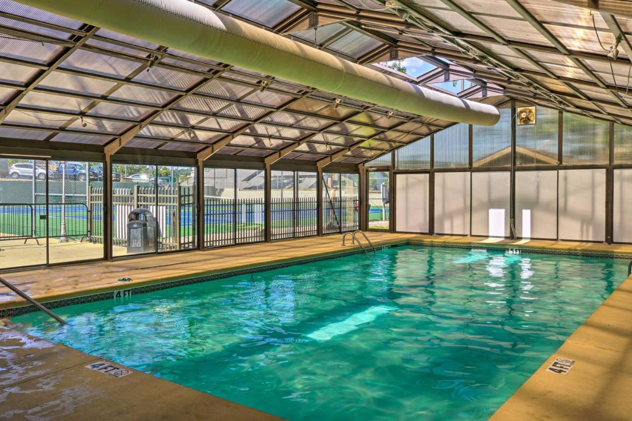 Pet-Friendly Branson Retreat With Pool And Golf Access Apartment Exterior photo